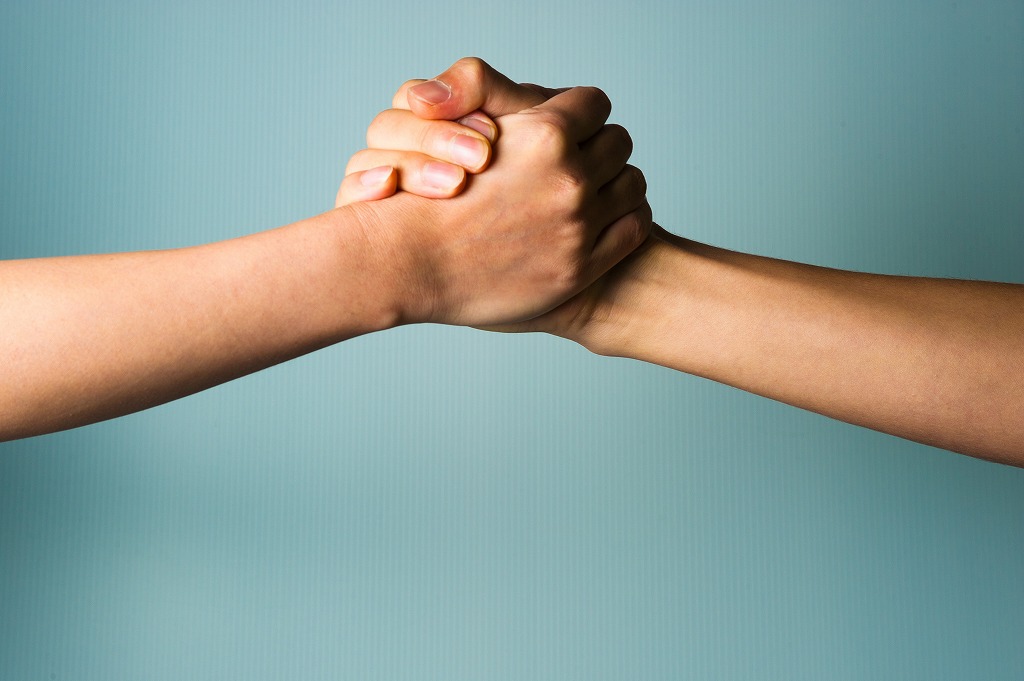 ガッチリ組む手